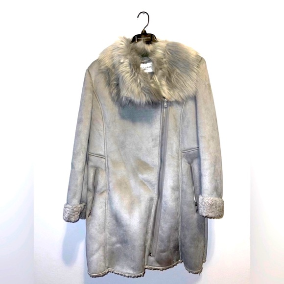 COLE HAAN Women's Gray Winter Coat w/Zip
Closure, Zip Pockets & Faux Fur Collar - Picture 2 of 5
